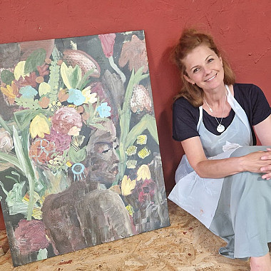 Teilnehmerin mit abstraktem Gemälde nach dem Kunstworkshop