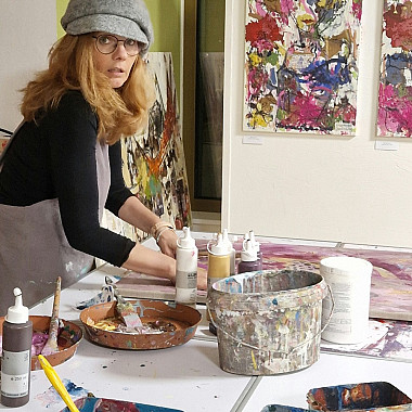 Teilnehmerin malt in einem Kunstworkshop im Atelier in Salzburg