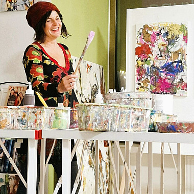 Künstlerin begleitet einen Kunstworkshop im Atelier in Salzburg
