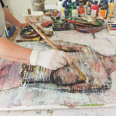 Abstrakte Kunstwerke im Atelier während eines Kreativworkshops in Salzburg