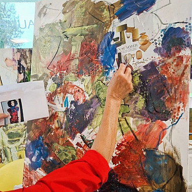 Malprozess auf großer Leinwand während eines Kunstworkshops in Salzburg
