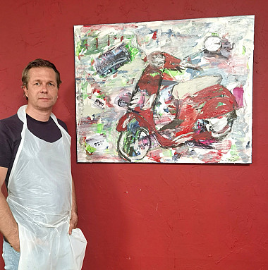 Teilnehmer mit abstraktem Gemälde nach dem Kunstworkshop