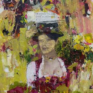 Kunstwerke aus Salzburg – Figur in traditioneller Tracht im Werk „Im Anbetracht der Schönheit“, von Josefine Frauenschuh.