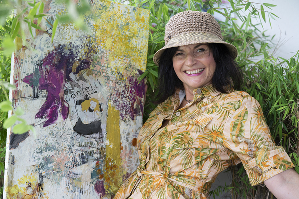 Künstlerin Josefine Frauenschuh mit expressivem Acrylbild in der Hand