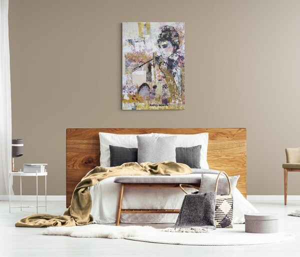 Moderner, abstrakter Kunstdruck von Audrey Hepburn auf Alu-Dibond kaufen , signierte und limitierte Edition, hängt stilvoll über dem Bett.