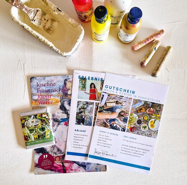 Elegante Kunstmappe mit personalisiertem Gutschein als kreativen Geschenk Gutschein.