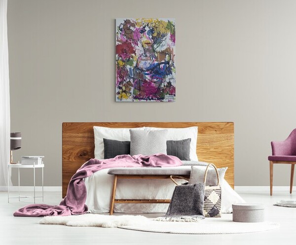 Zeitgenössisches Kunstwerk – expressives Gemälde „Salon des Cent“ mit weiblichem Porträt in Pink, Gelb und Blau.