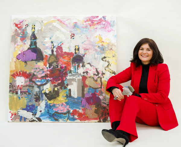 Abstraktes Salzburg-Kunstwerk: Ruperti Kirtag in der Salzburger Altstadt, atmosphärisch, mit leuchtenden Farben mit der Künstlerin Josefine Frauenschuh am Boden sitzend