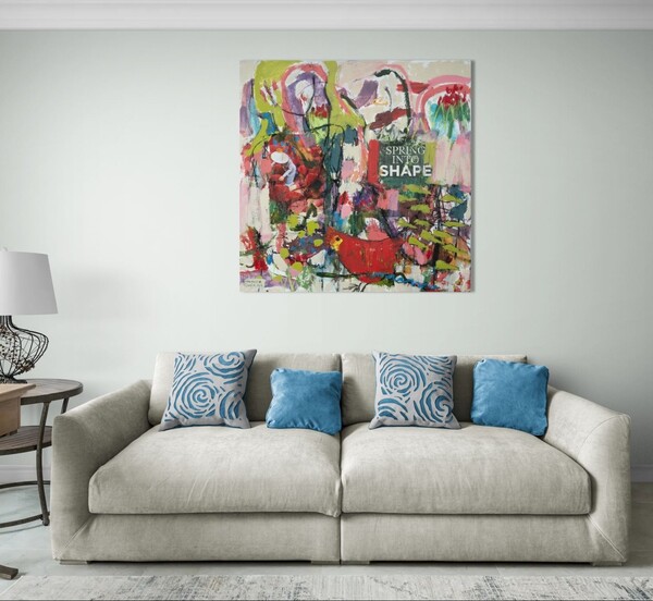 AbsFarbstarkes Originalgemälde mit floralen Elementen in Rot- und Grüntönen an der Wand und unterhalb eine Couch