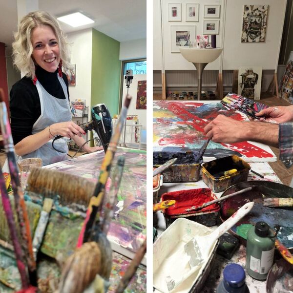 Frau mit Gemälde am Maltisch und Mann zeichnet mit den Händen in einem Kunstworkshop in Salzburg