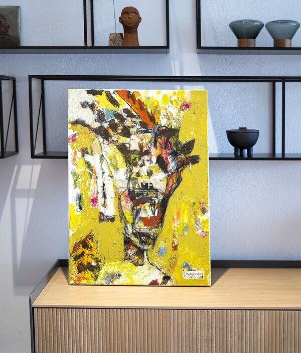 Farbenfroh und modernes Kunstbild auf einer Kommode im Raum