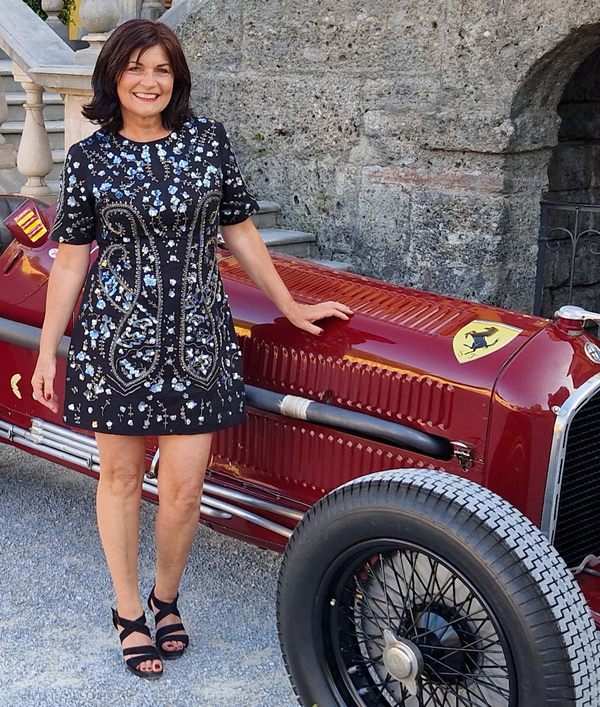 Künstlerin Josefine Frauenschuh vor einem Oldtimer Ferrari